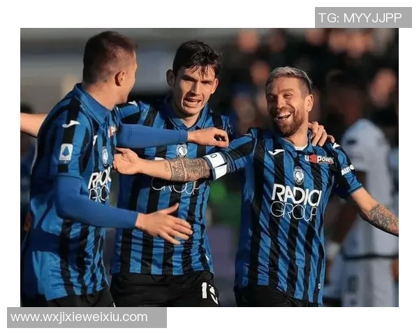 足球场惊险瞬间两大球星激烈对抗意外撞头引发全场惊呼